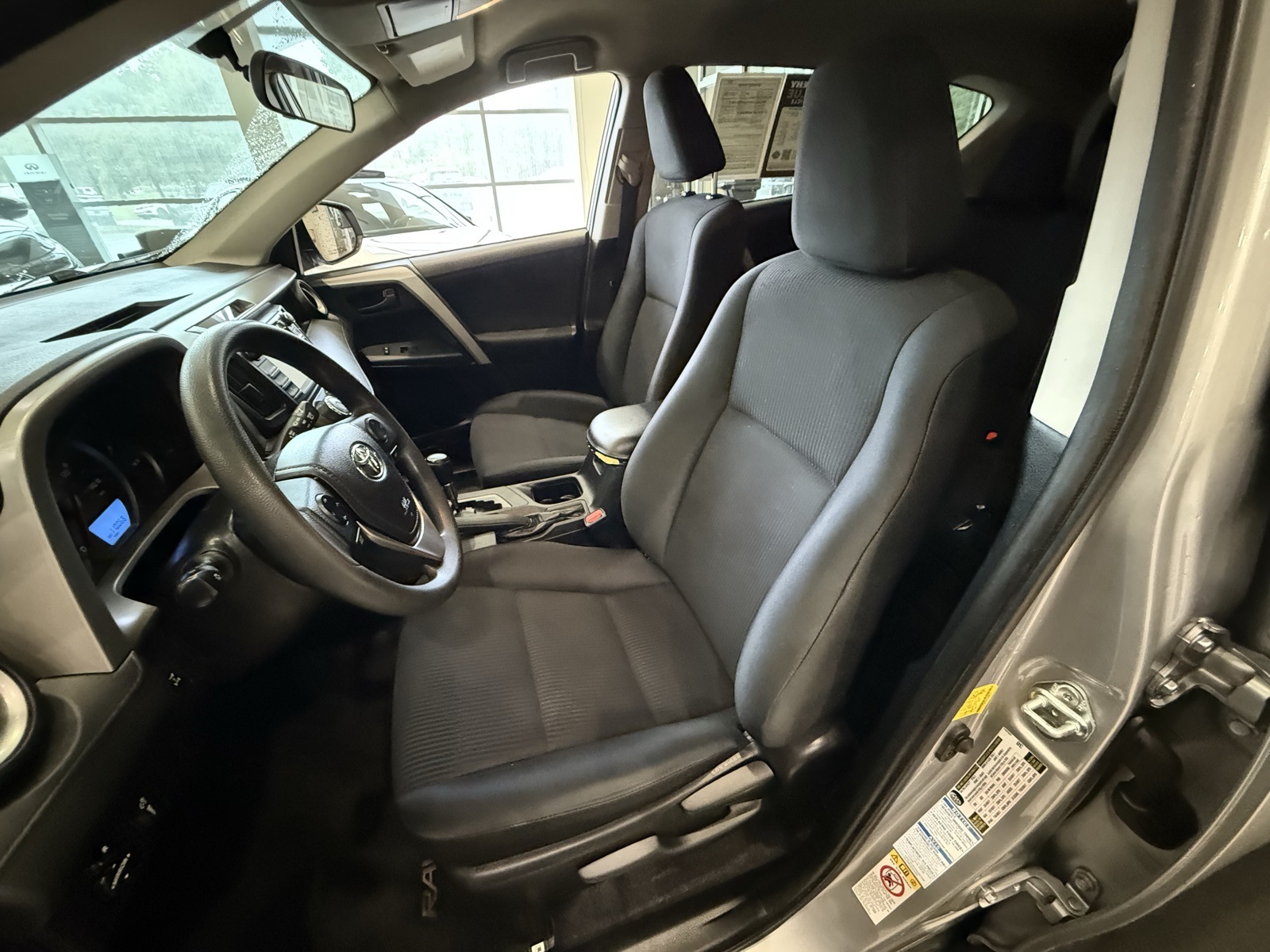 2016 Toyota RAV4 LE photo 6