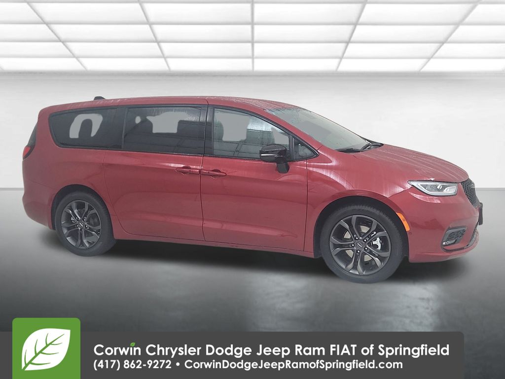 2026 Chrysler Pacifica Select's photo