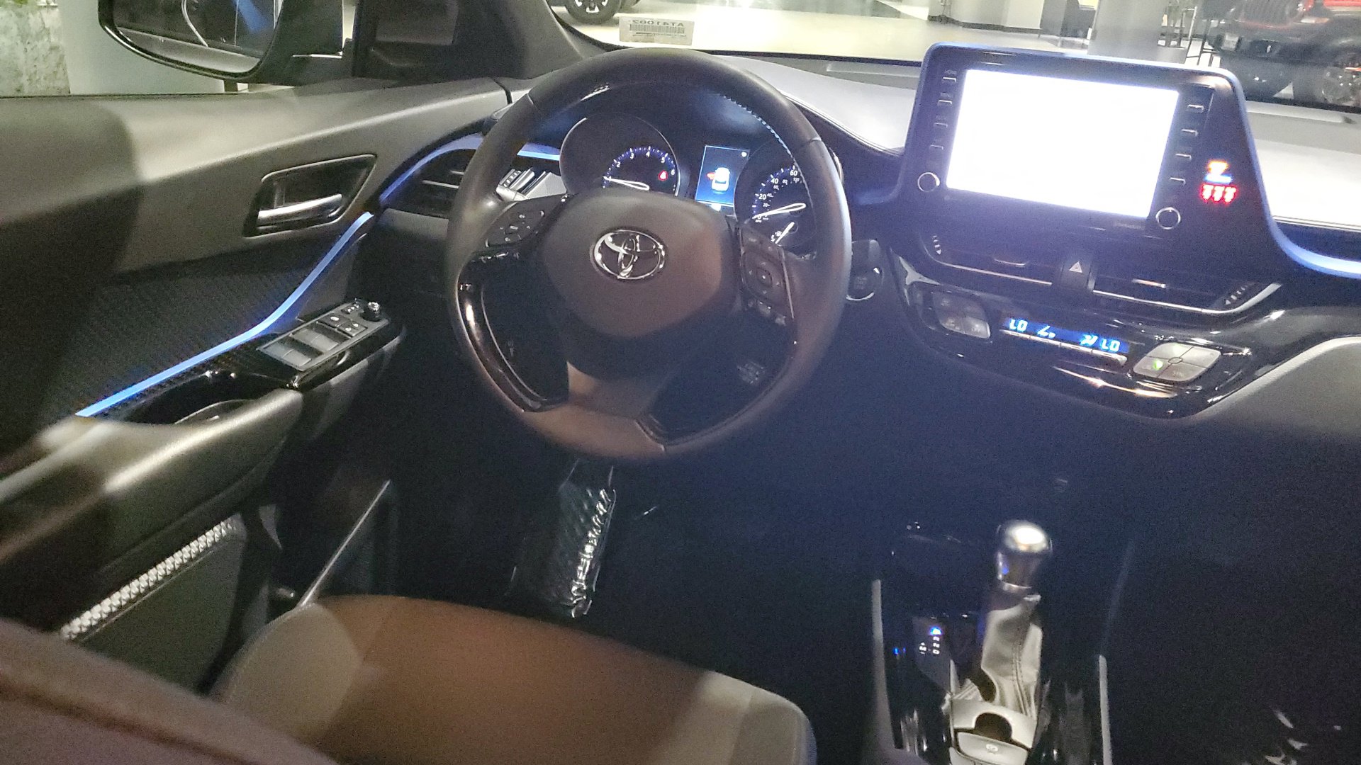 2022 Toyota C-HR XLE photo 10