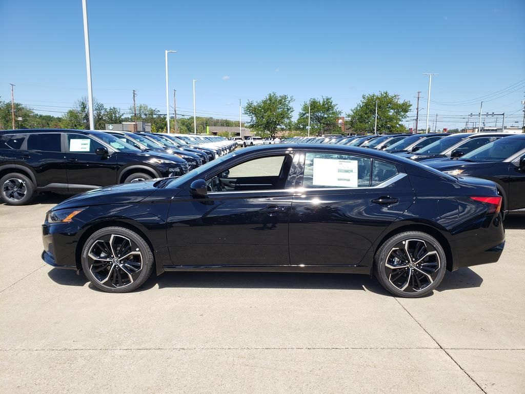 2025 Nissan Altima SR photo 3