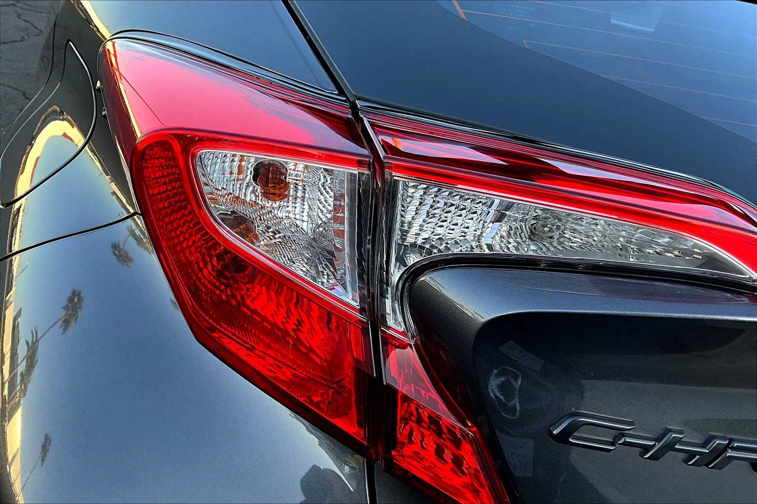 2022 Toyota C-HR XLE photo 28