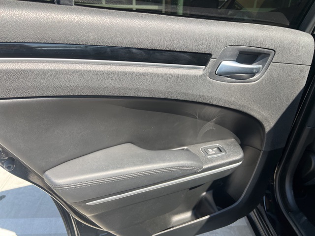 2023 Chrysler 300 Touring photo 13