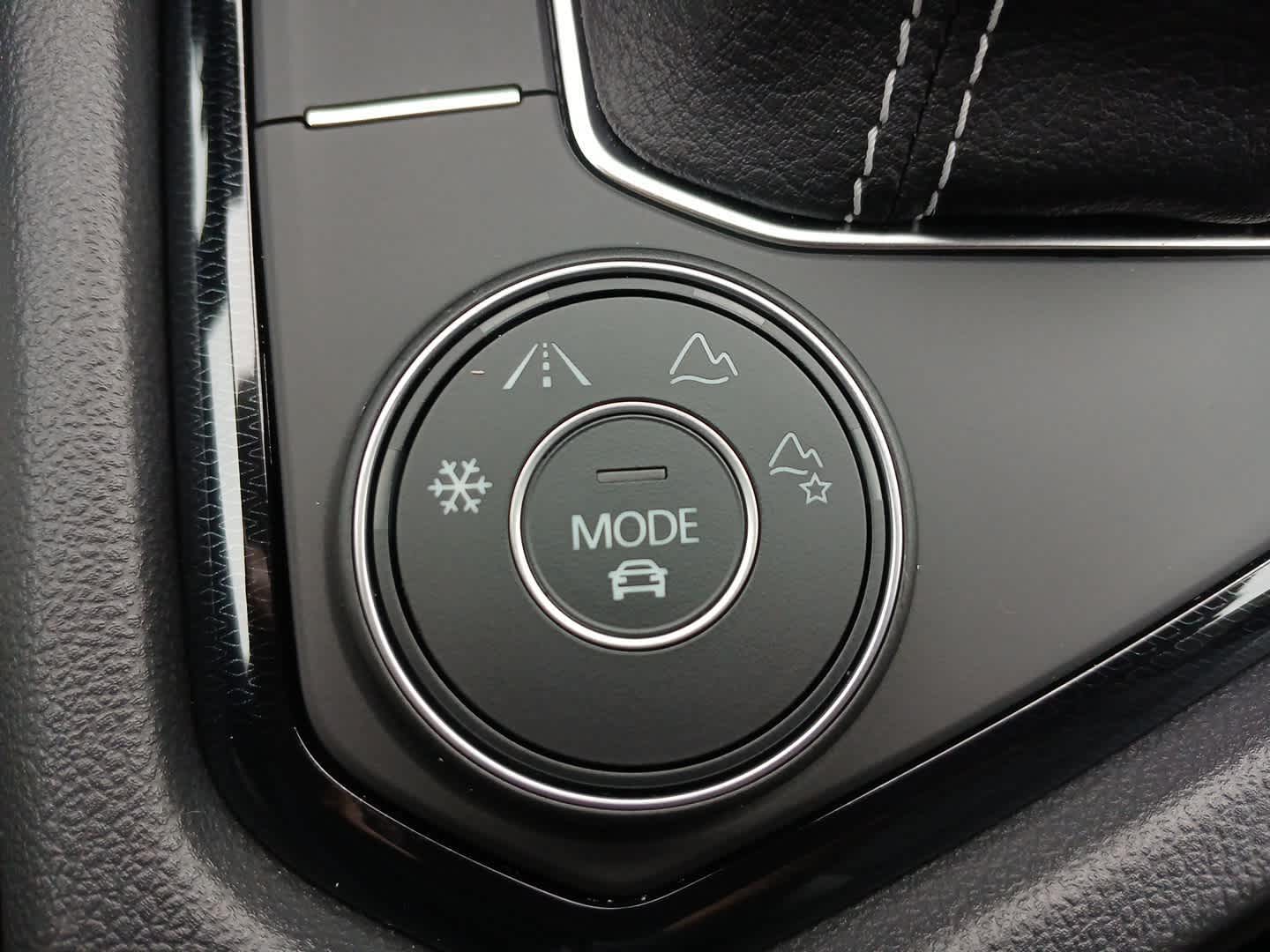 2025 Volkswagen Taos SE photo 13
