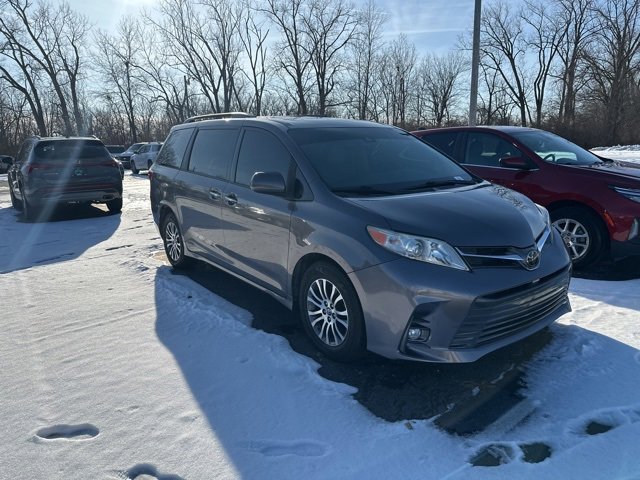 2020 Toyota Sienna XLE's photo