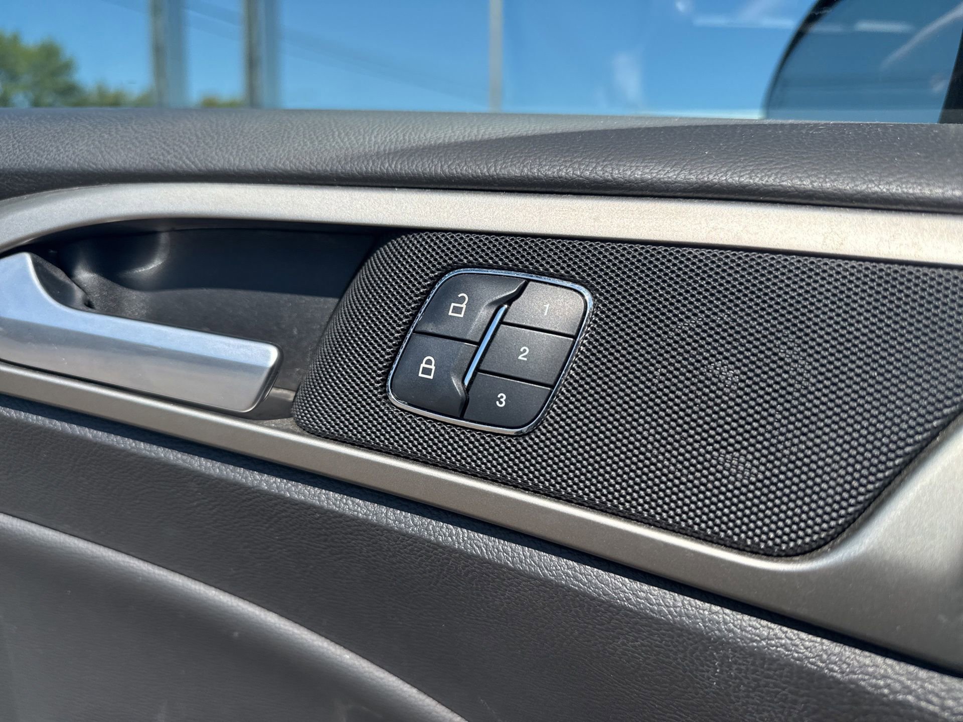 2016 Ford Fusion SE Hybrid photo 14