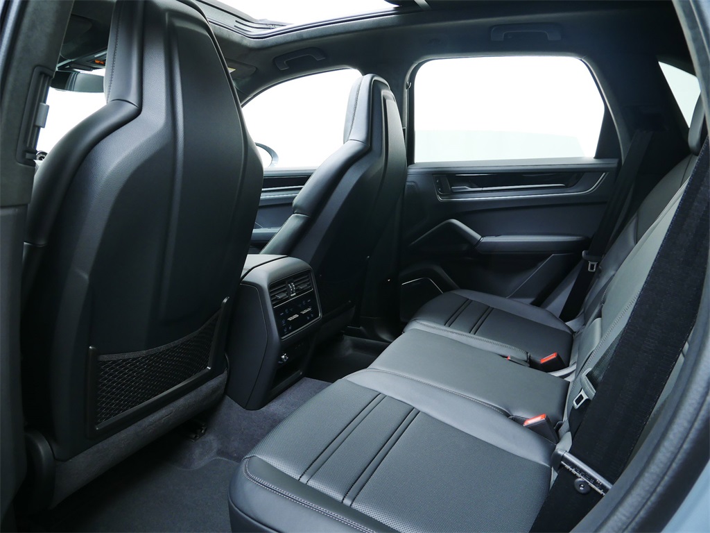 2025 Porsche Cayenne E-Hybrid Turbo photo 13