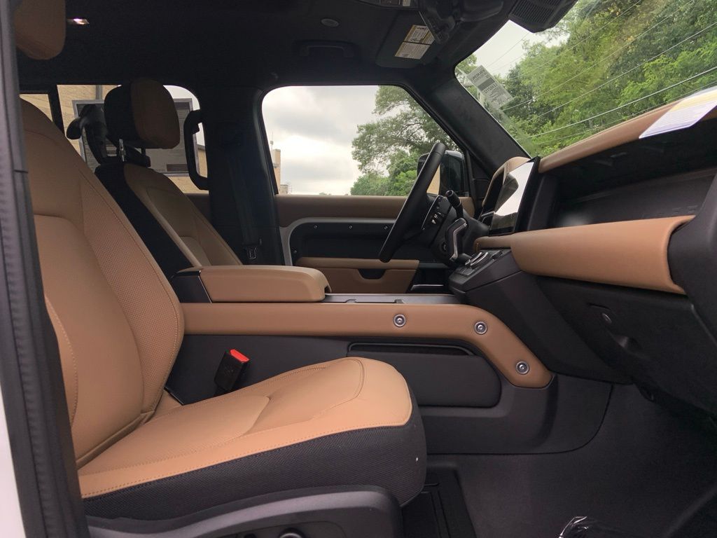 2025 Land Rover Defender 110 V8 photo 15