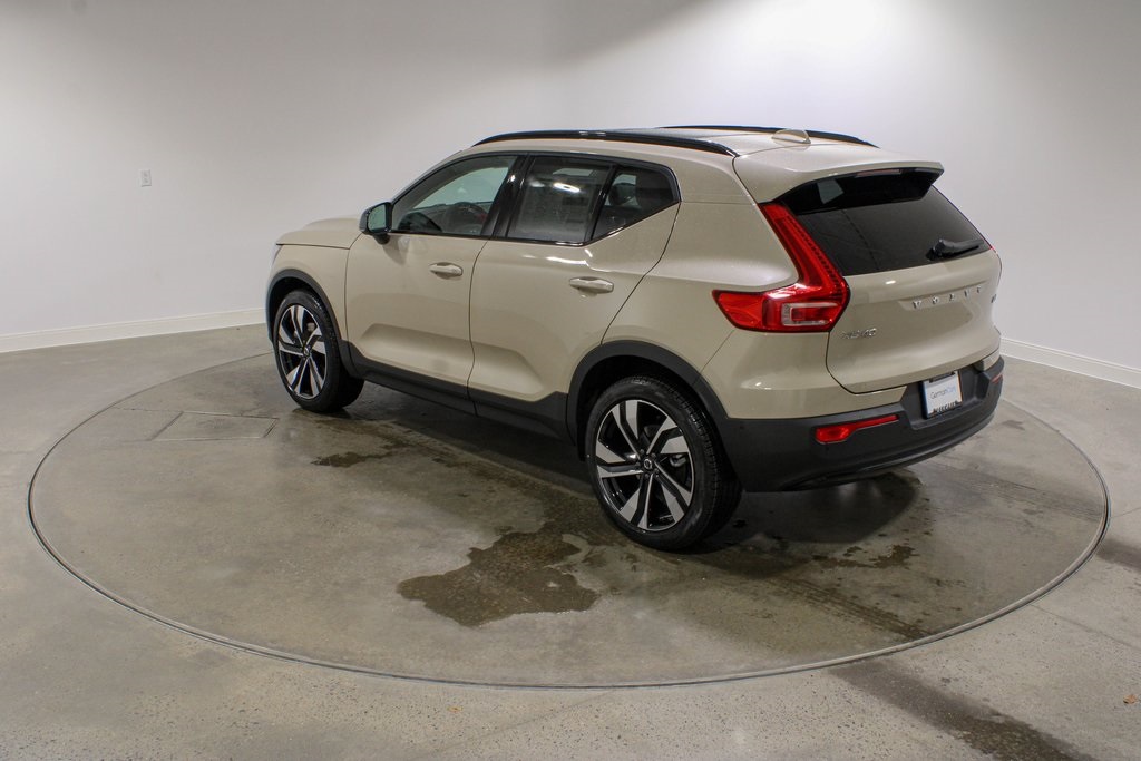 2026 Volvo XC40 photo 3