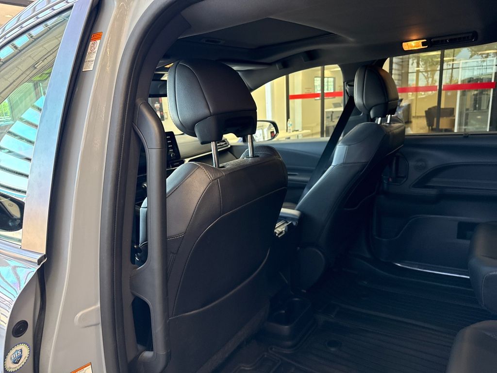 2022 Toyota Sienna XLE Woodland Edition photo 16