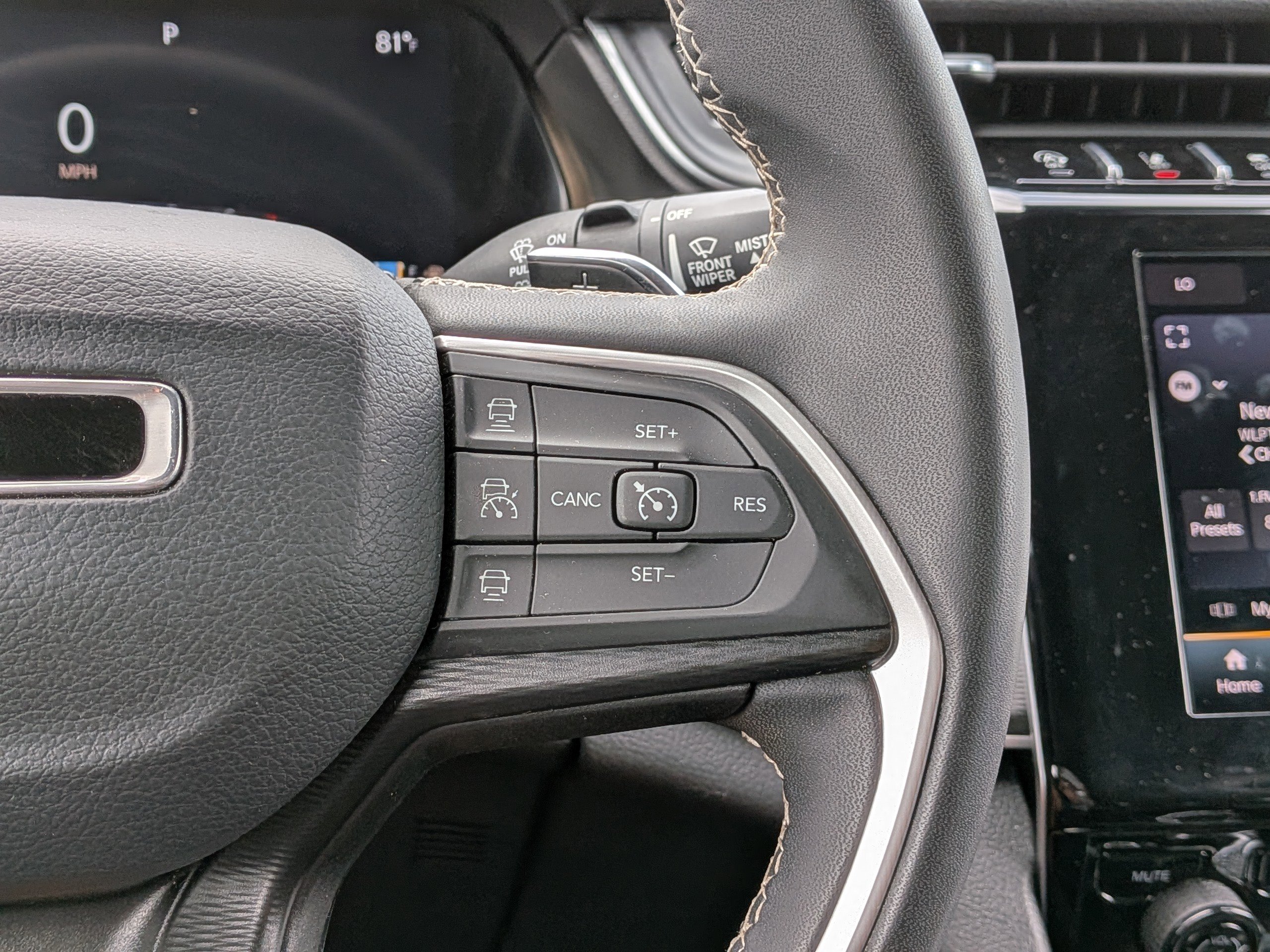 2023 Jeep Grand Cherokee Laredo photo 12