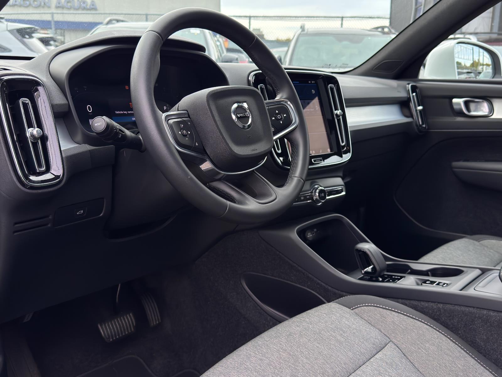 2025 Volvo XC40 Core photo 15