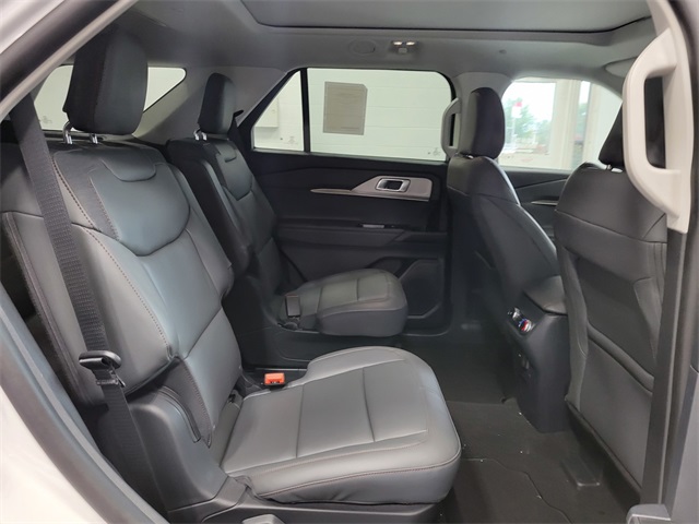2025 Ford Explorer photo 16