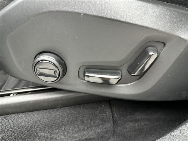 2022 Volvo XC90 T6 AWD Momentum photo 3