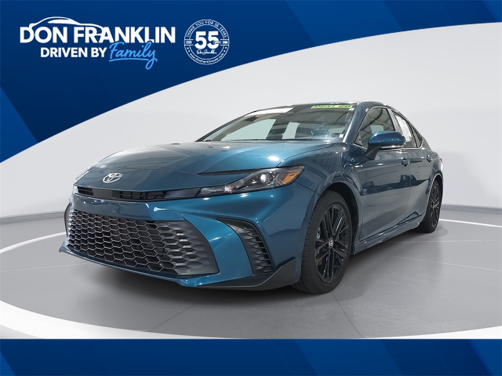 2025 Toyota Camry SE's photo