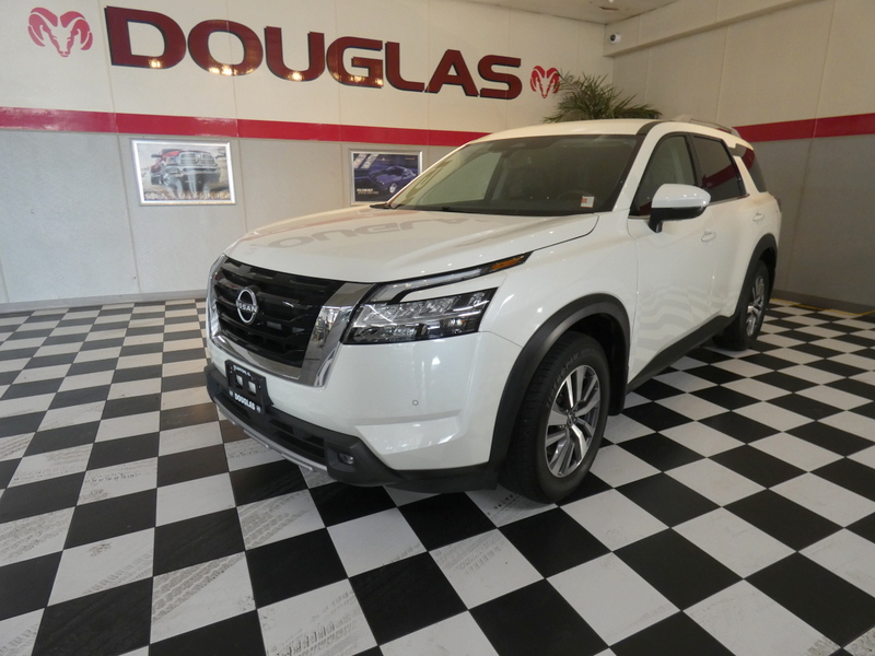 2022 Nissan Pathfinder SL's photo