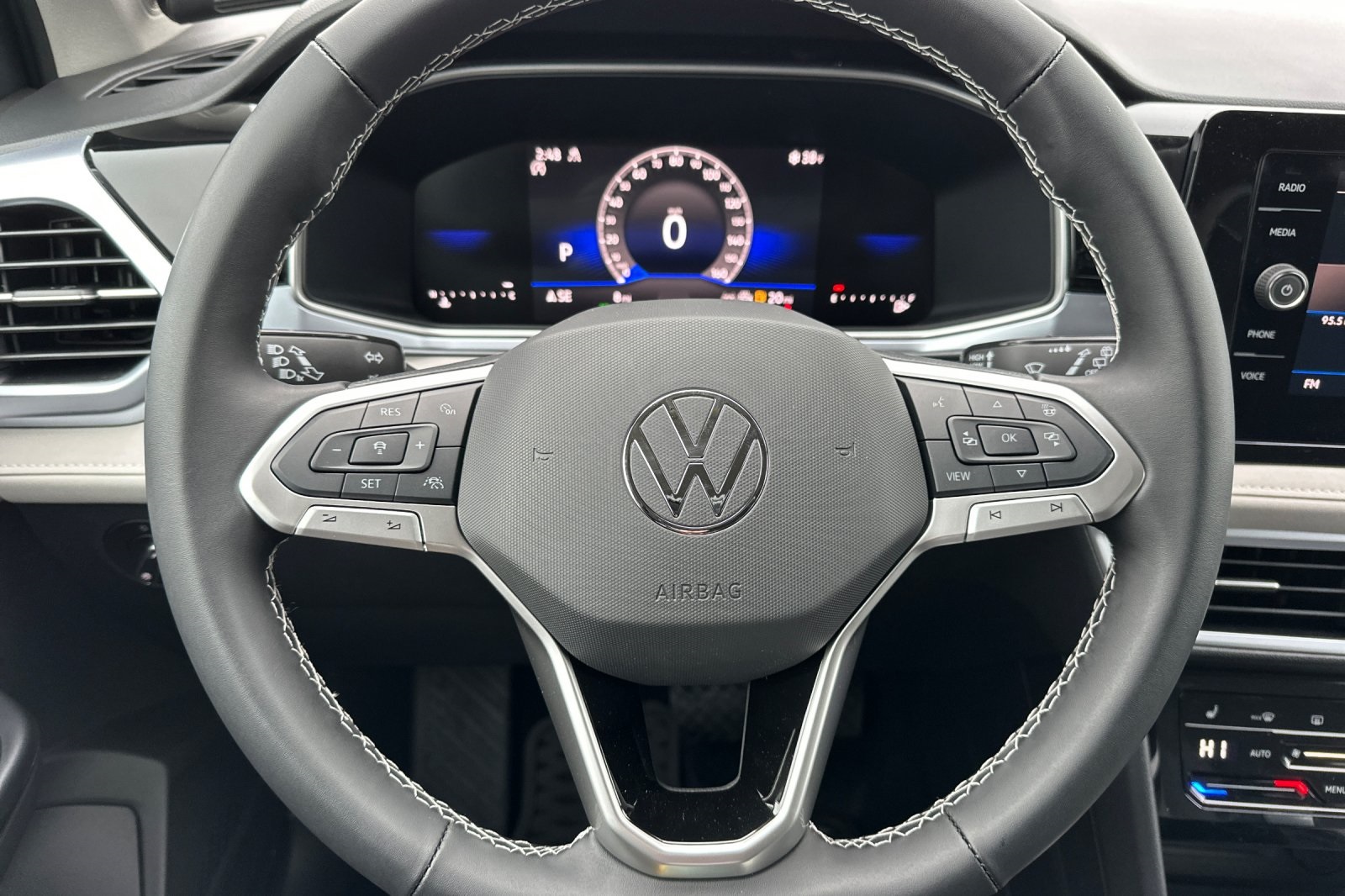 2025 Volkswagen Taos SE photo 22
