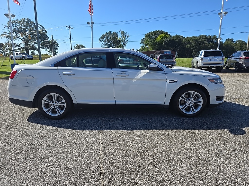 2015 Ford Taurus SEL photo 4