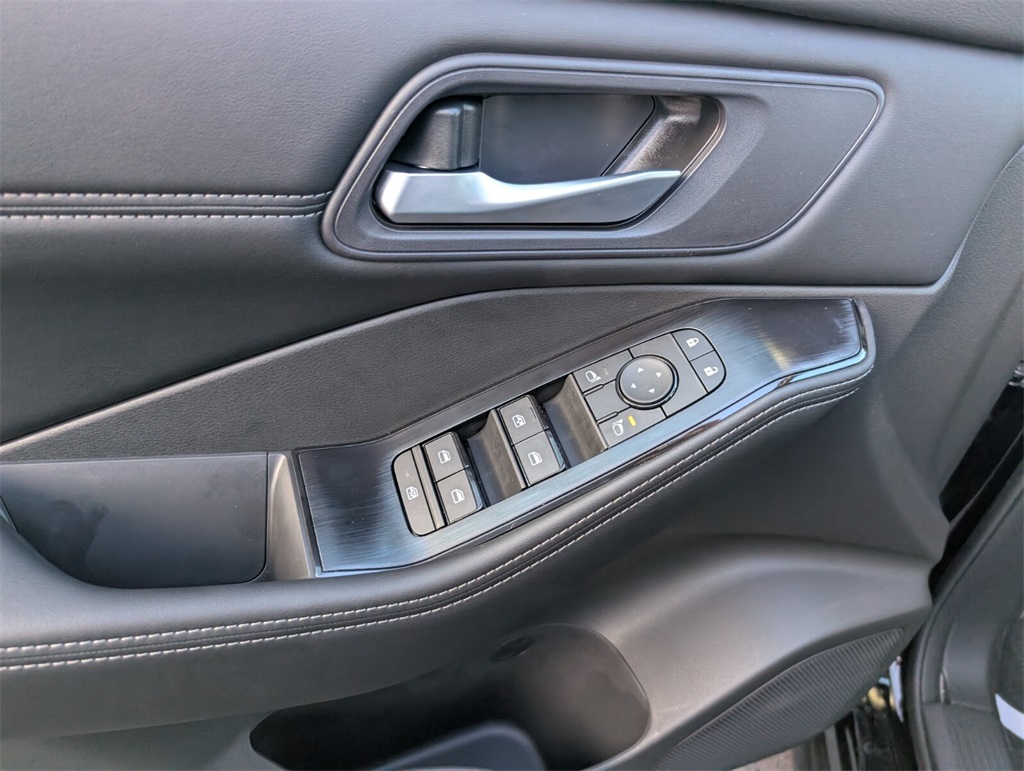 2025 Nissan Rogue SV photo 8