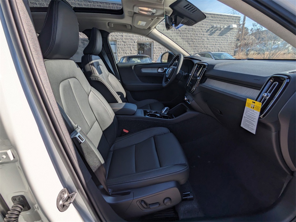 2025 Volvo XC40 Plus photo 3