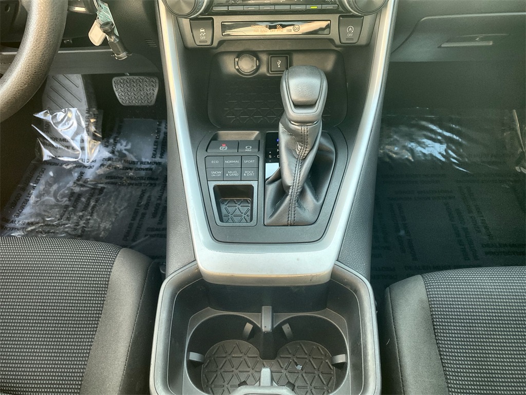 2022 Toyota RAV4 LE photo 21