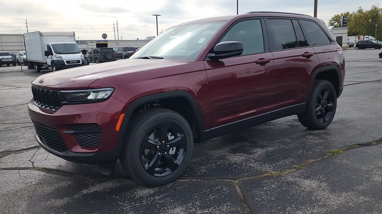 2025 Jeep Grand Cherokee Altitude photo 4