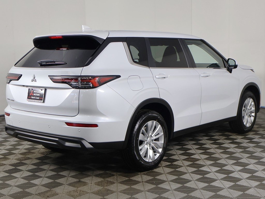2025 Mitsubishi Outlander ES photo 10