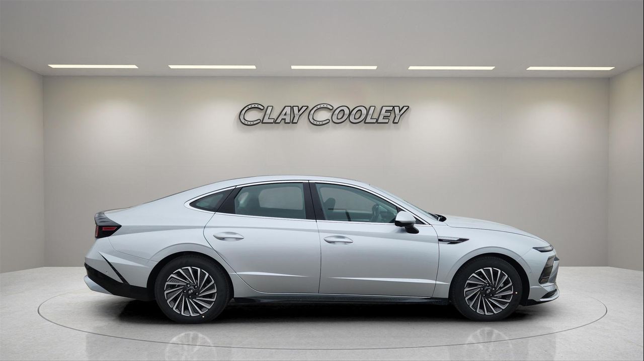 2025 Hyundai Sonata Hybrid Limited photo 2