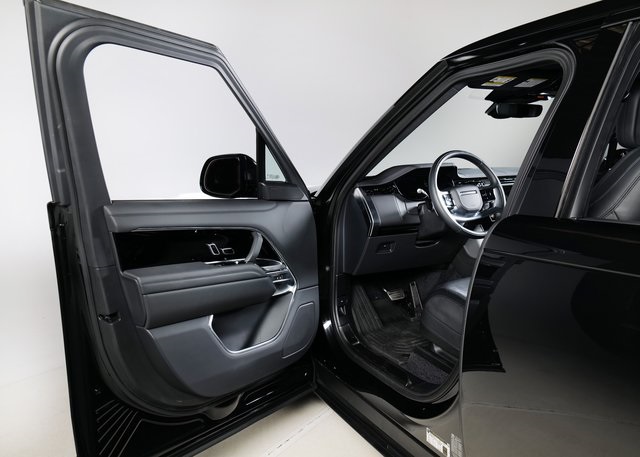 2023 Land Rover Range Rover SE photo 17