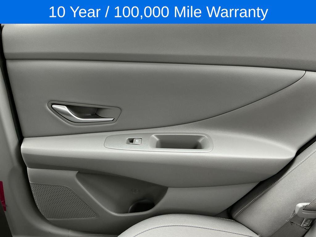 2025 Hyundai Elantra SEL Convenience photo 2