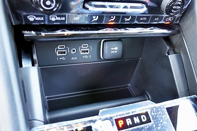 New 2024 Bright White Clear-Coat Exterior Paint Jeep Laredo image 33