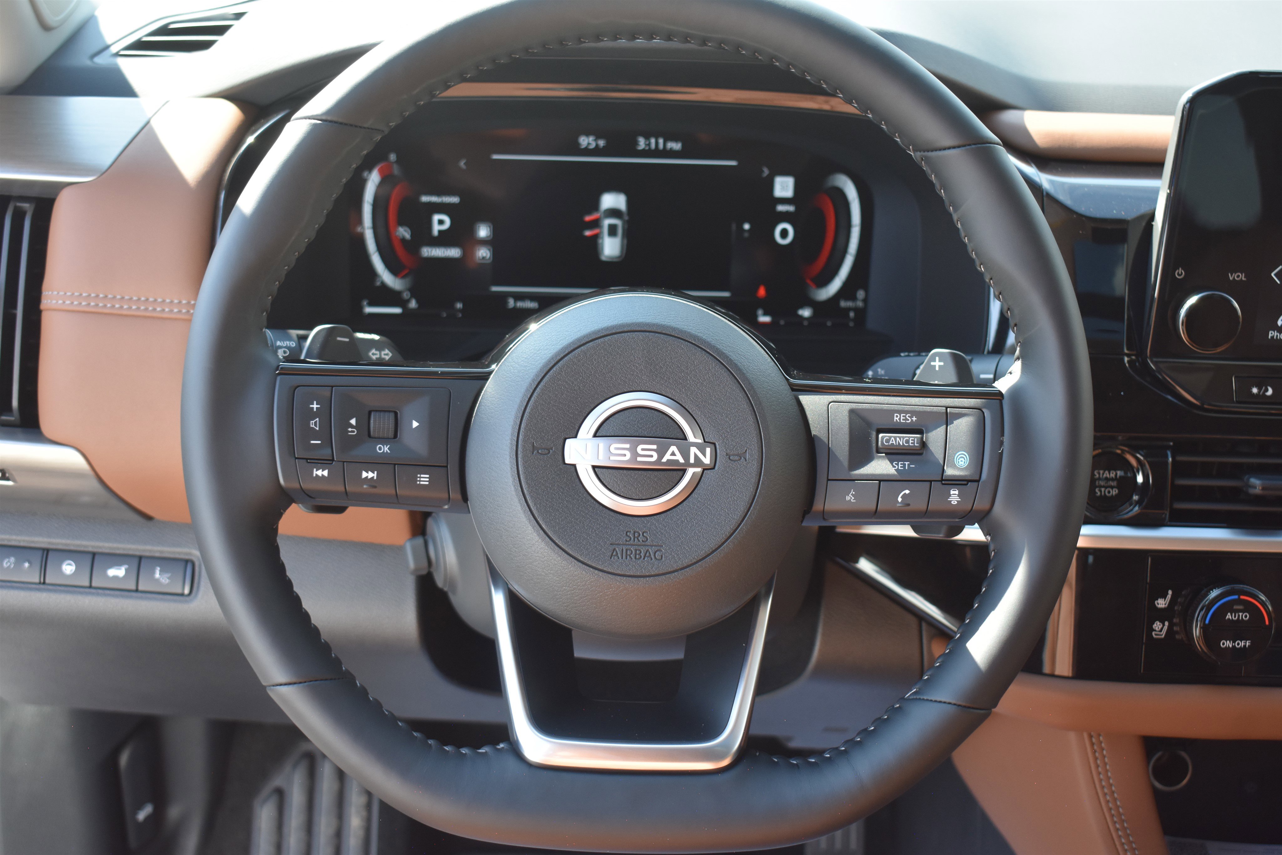 2025 Nissan Pathfinder Platinum photo 13