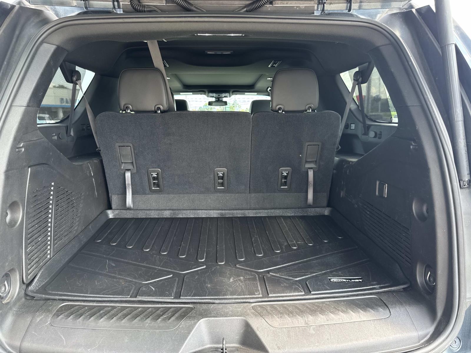 2021 Chevrolet Suburban LT photo 5