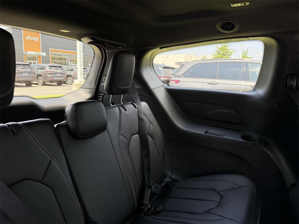 2025 Chrysler Pacifica photo 16