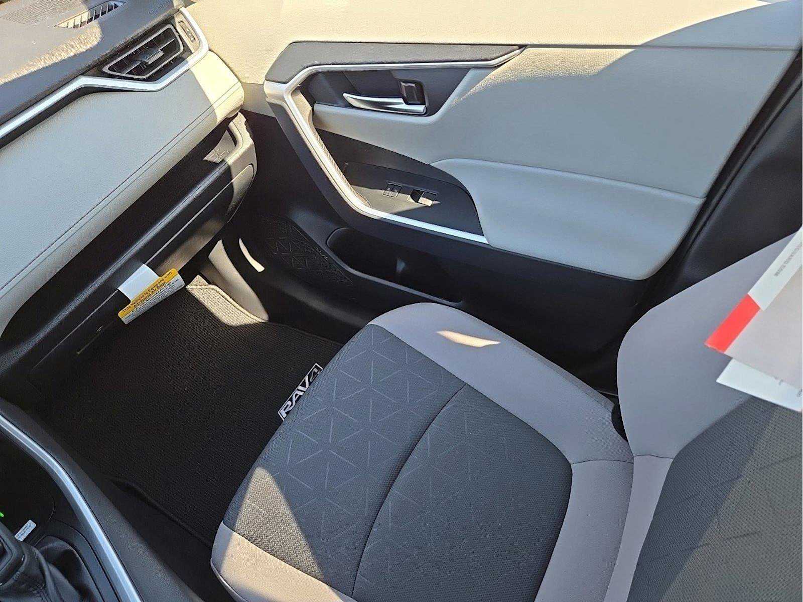 2025 Toyota RAV4 Hybrid XLE photo 10