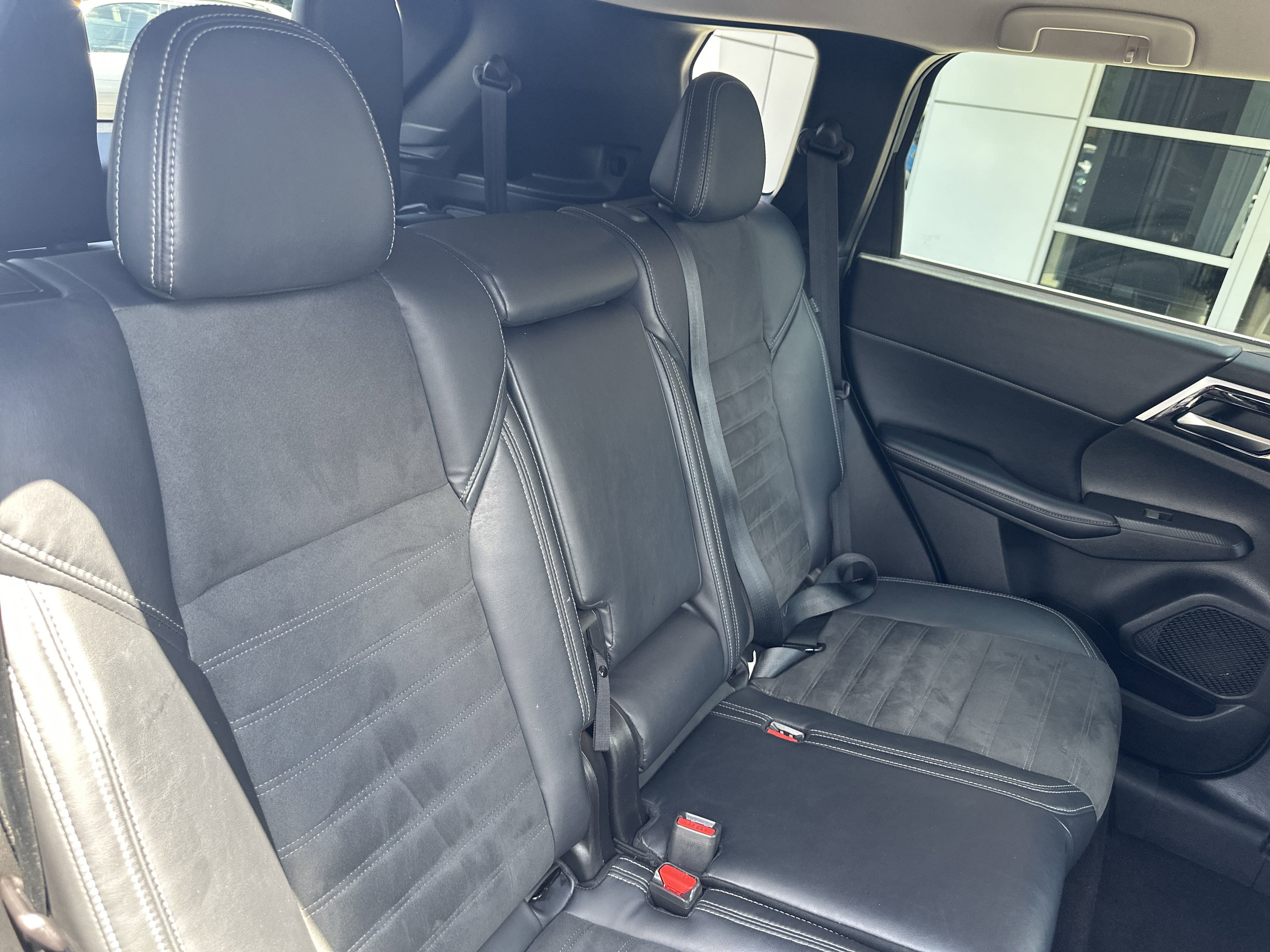 2022 Mitsubishi Outlander Black Edition photo 16