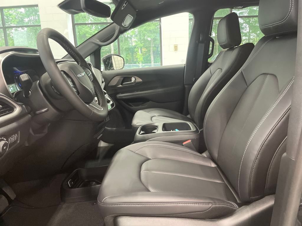 2025 Chrysler Pacifica photo 2