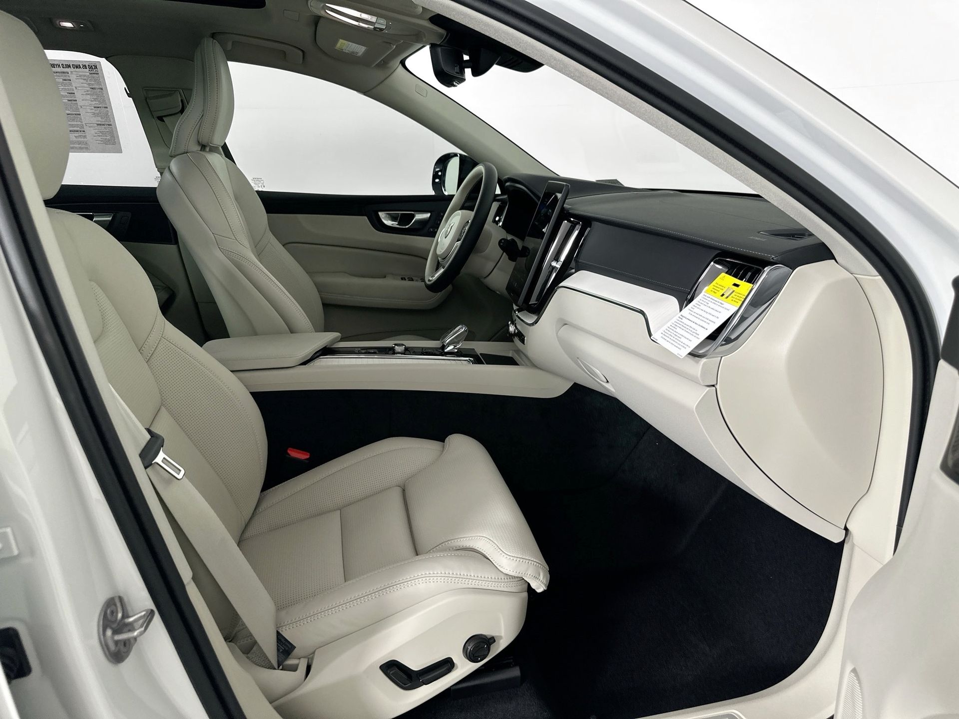 2026 Volvo XC60 B5 photo 24