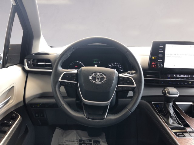 2023 Toyota Sienna XLE photo 12