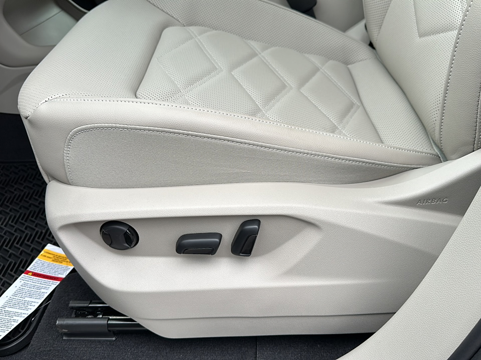 2025 Volkswagen Atlas SE Technology photo 2