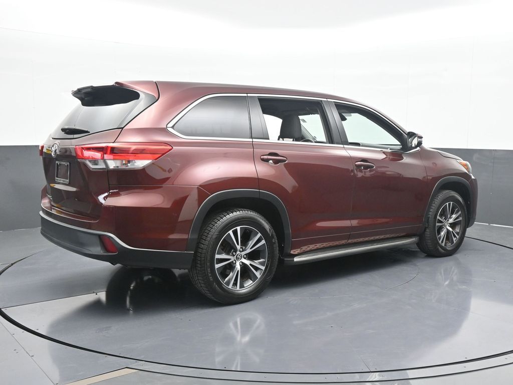 2017 Toyota Highlander LE photo 4