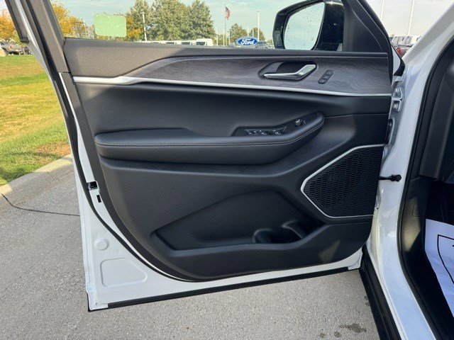 2025 Jeep Grand Cherokee Limited photo 4