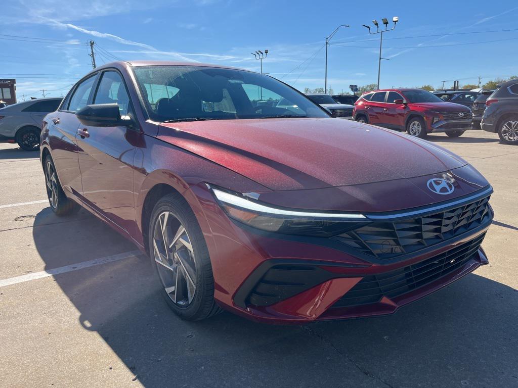 2025 Hyundai Elantra SEL Sport photo 2
