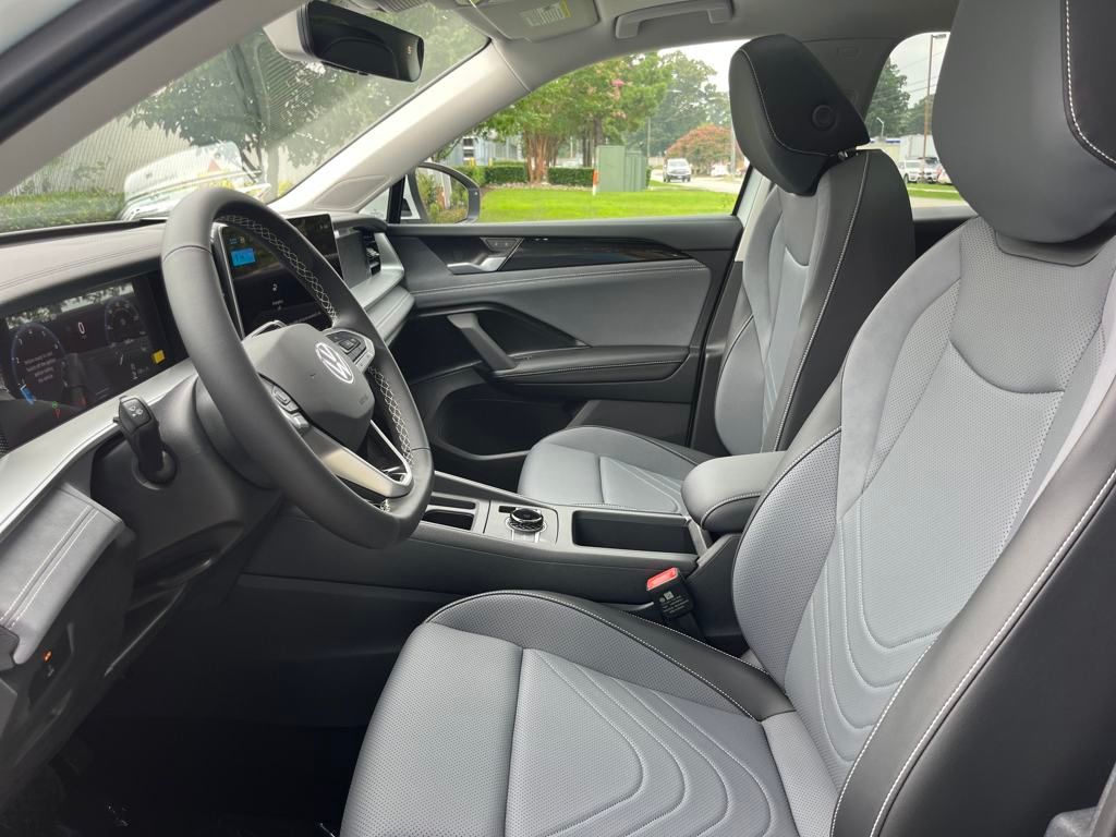 2025 Volkswagen Tiguan SE photo 3