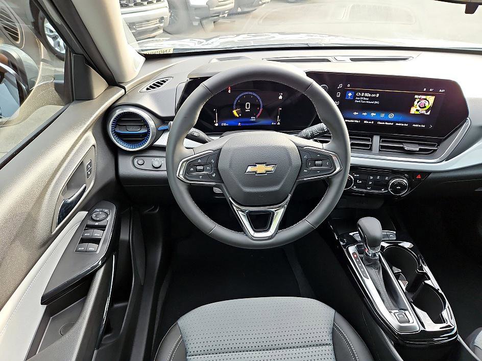 2025 Chevrolet Trax LT photo 10
