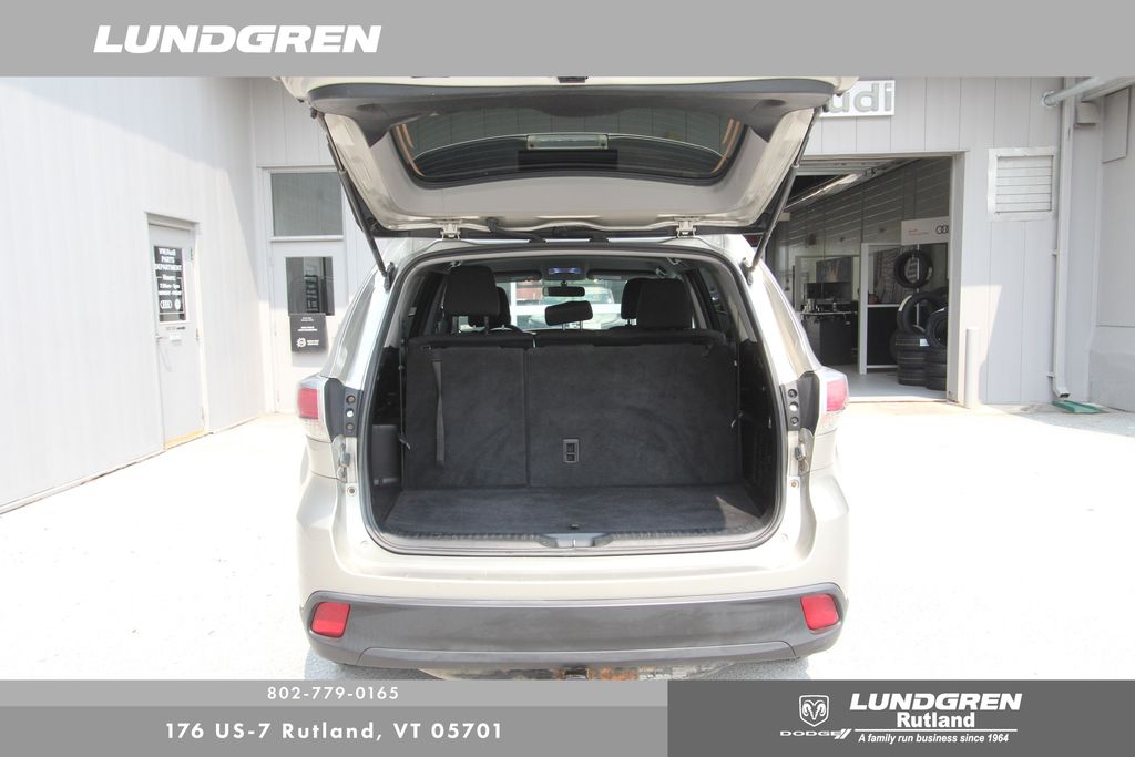 2015 Toyota Highlander LE Plus photo 26