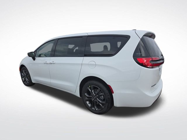 2026 Chrysler Pacifica photo 3