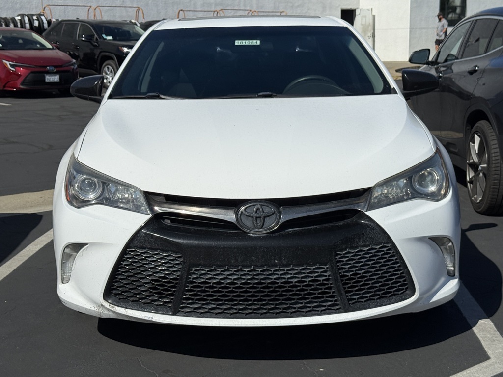 2016 Toyota Camry SE photo 2