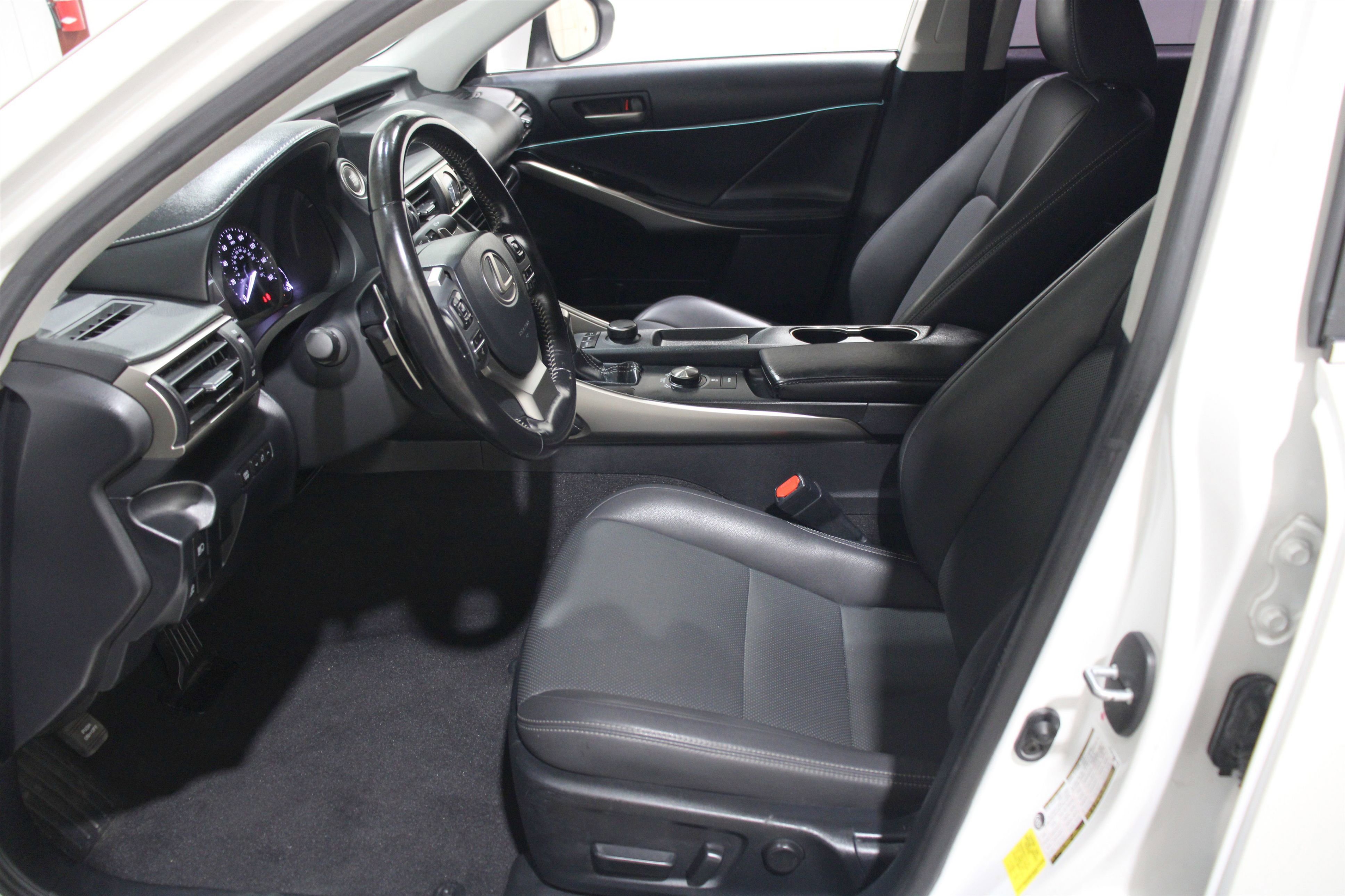 2020 Lexus IS 300 photo 3