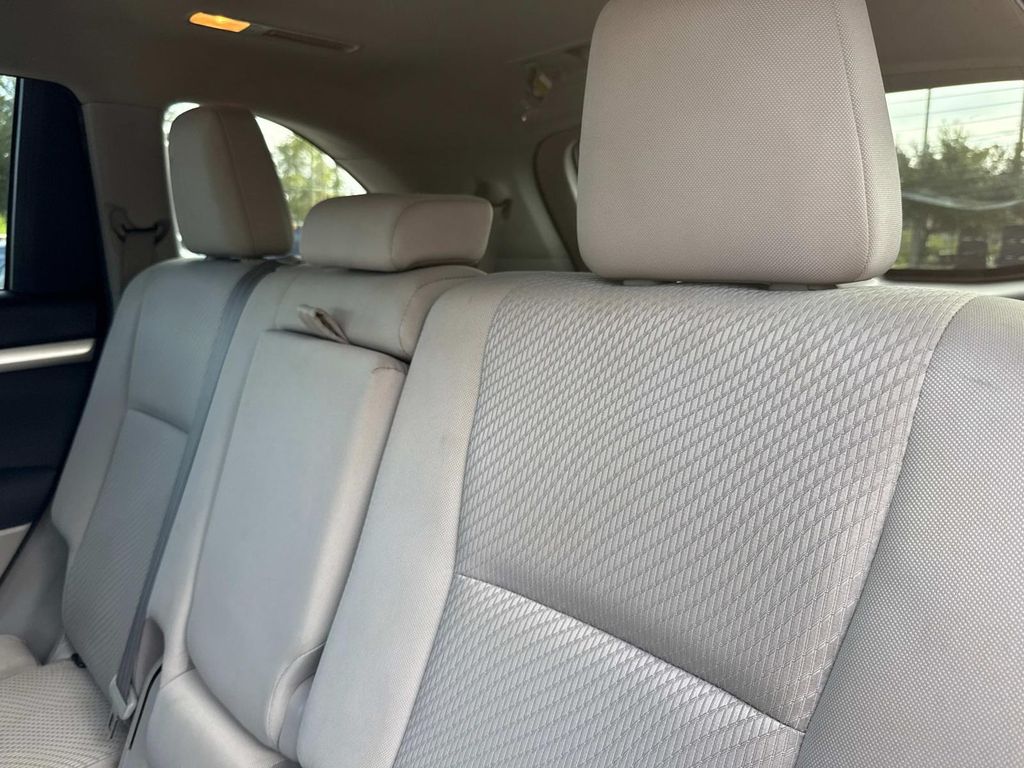 2017 Toyota Highlander LE photo 12