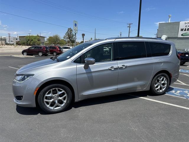 2019 Chrysler Pacifica Limited photo 3